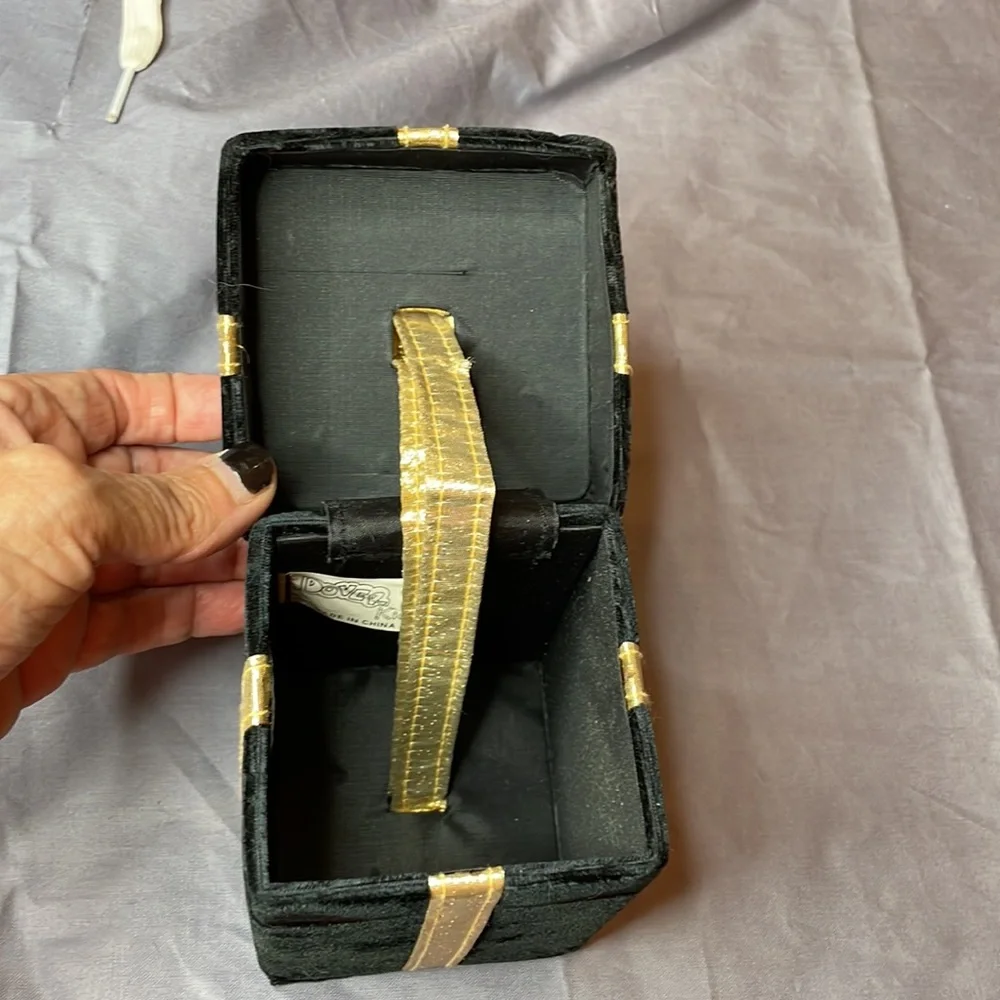 Gold tone necklace and gift box